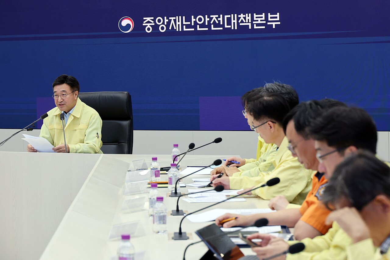 윤호중 행정안전부 장관이 27일 정부세종청사 중앙재난안전상황실에서 국가정보자원관리원 행정정보시스템 화재 관련 중앙재난안전대책본부 회의를 주재하고 있다. /연합뉴스
