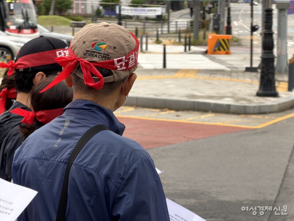 성남시와 수정구청이 청담추어정 입점 문제를 두고 ‘사유지’ 논리를 내세우자 동산마을 주민 반발이 거세다. 주민들은 20년 넘게 사용해온 마을도로를 행정이 관리해온 사실을 근거로 “이제 와 손 못 댄다니 모순”이라고 지적했다. 공공보다 사유지와 업소 편의를 우선한다는 비판이 나온다. /김현우 기자