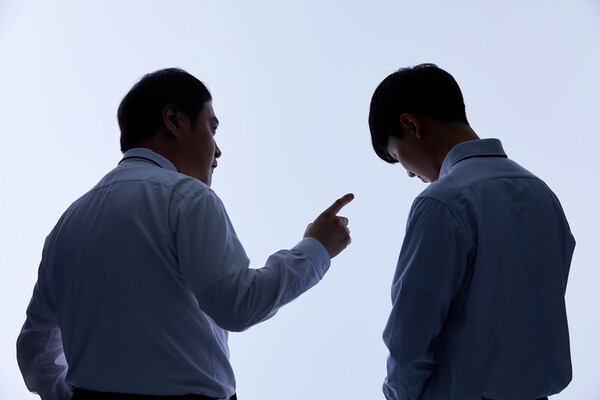 규정을 어긴 상황을 마주했을 때, 관리자가 취할 수 있는 접근법은 크게 두 가지로 나눌 수 있다. 바로 ‘직접적 지적’과 ‘간접적 지적’이다. 이 두 가지 접근법의 차이는 재판관(Judge)과 조력자(Facilitator)의 역할 차이로 비유할 수 있다. /게티이미지뱅크