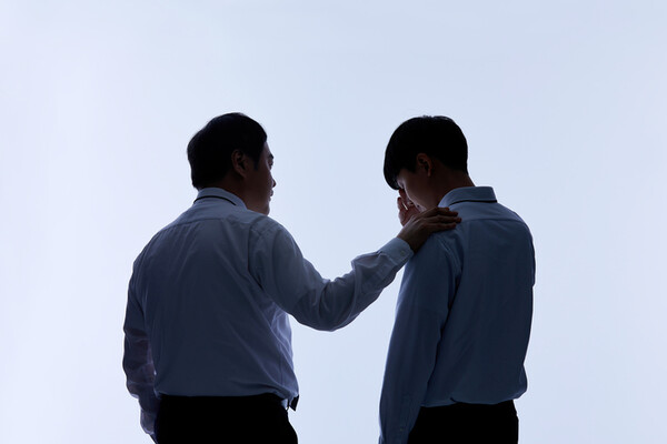 결국 우리는 매 순간 선택의 기로에 놓인다. 상대방의 잘못을 날카롭게 지적하며 순간의 통쾌함을 느끼는 ‘서슬 퍼런 재판관’이 될 것인가, 아니면 시간이 걸리더라도 상대가 스스로 깨닫고 성장하도록 돕는 ‘지혜로운 조력자’가 될 것인가. /게티이미지뱅크