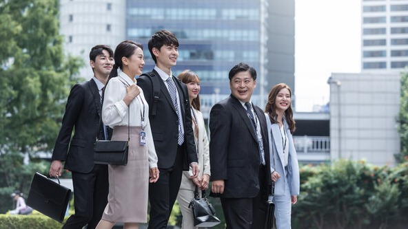 동료들과 나는 서로 다른 미래를 향해 가는 사람들이고, 지금은 같은 길에서 만난 동행자라고 생각하면 후배나 동료의 성장을 진심으로 응원할 수 있게 되고 결국 진짜 경쟁자는 어제의 자신, 오늘의 자신이라는 걸 깨닫게 된다. /게티이미지뱅크