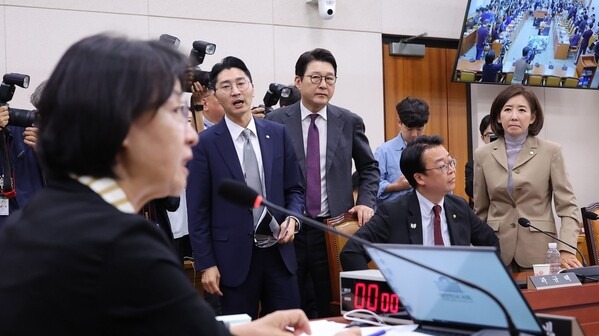 16일 서울 여의도 국회에서 열린 법제사법위원회 전체회의에서 추미애 법사위원장이 나경원 의원 간사 선임의 건 표결에 대해 무기명 투표를 선언하자 국민의힘 의원들이 항의하며 퇴장하고 있다. /연합뉴스