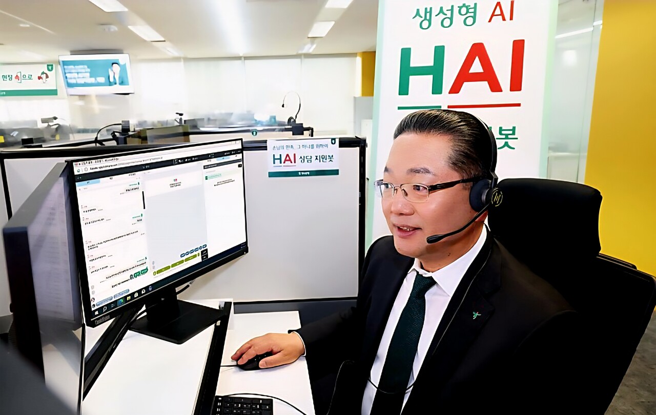 이호성 하나은행장이 서울 중구 다동에 위치한 손님케어센터를 방문해 손님과 직접 상담하며 새로 개편된 HAI 상담지원봇을 시현해 보고 있다. / 하나은행