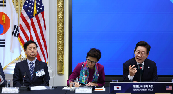 이재명 대통령이 25일(현지시간) 미국 뉴욕 증권거래소에서 열린 한국경제설명회 투자서밋에서 발언하고 있다. 오른쪽부터 이재명 대통령, 제인 프레이저 씨티그룹 회장, 구윤철 경제부총리 겸 기획재정부 장관. /연합뉴스