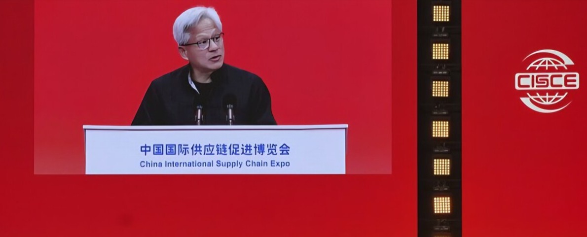 젠슨 황 엔비디아 최고경영자(CEO)가 7월 16일(현지 시간) 중국 베이징에서 열린 제3회 중국 국제 공급망 촉진 박람회(CISCE) 개막식에서 기조연설하고 있다. /AP=연합뉴스