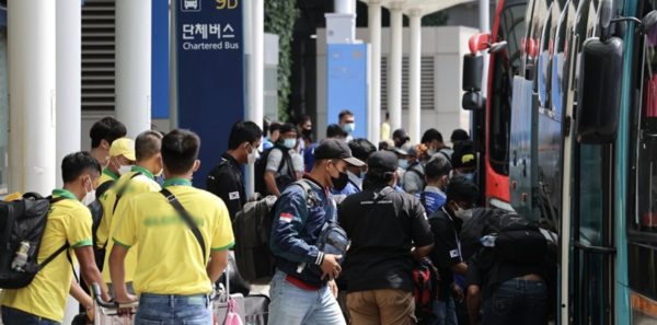 신한은행과 NH농협은행이 외국인 근로자 전용 신용대출을 동시에 내놓으며 시장 선점 경쟁에 나섰다. /연합뉴스