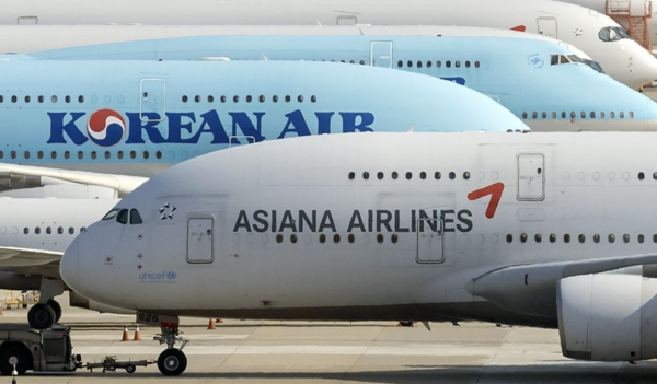 대한항공이 아시아나항공 합병 이후에도 아시아나 마일리지를 향후 10년간 별도 관리하며 기존 사용 기준을 유지하기로 했다. /연합뉴스