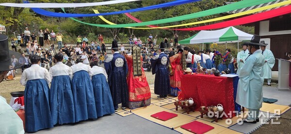 전통혼례를 올리며 하객들을 향하여 인사 /박종섭