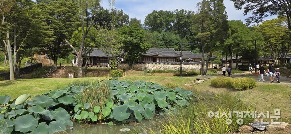 연꽃이 핀 연못과 궁집의 전경 /박종섭