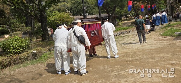 잔치를 준비하는 가마꾼들과 늘어선 청사초롱 /박종섭