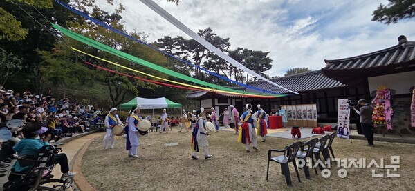 분위기를 띄우는 풍물패의 신나는 공연 /박종섭