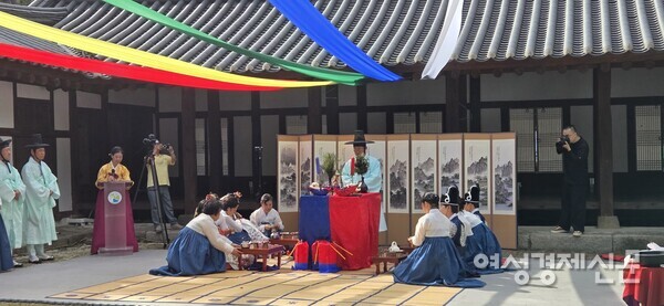 주례 집전으로 혼례식은 절정에 이르고 /박종섭