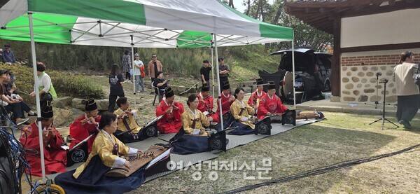 전통 의복을 착용하고 국악을 연주하고 있는 악단들 /박종섭