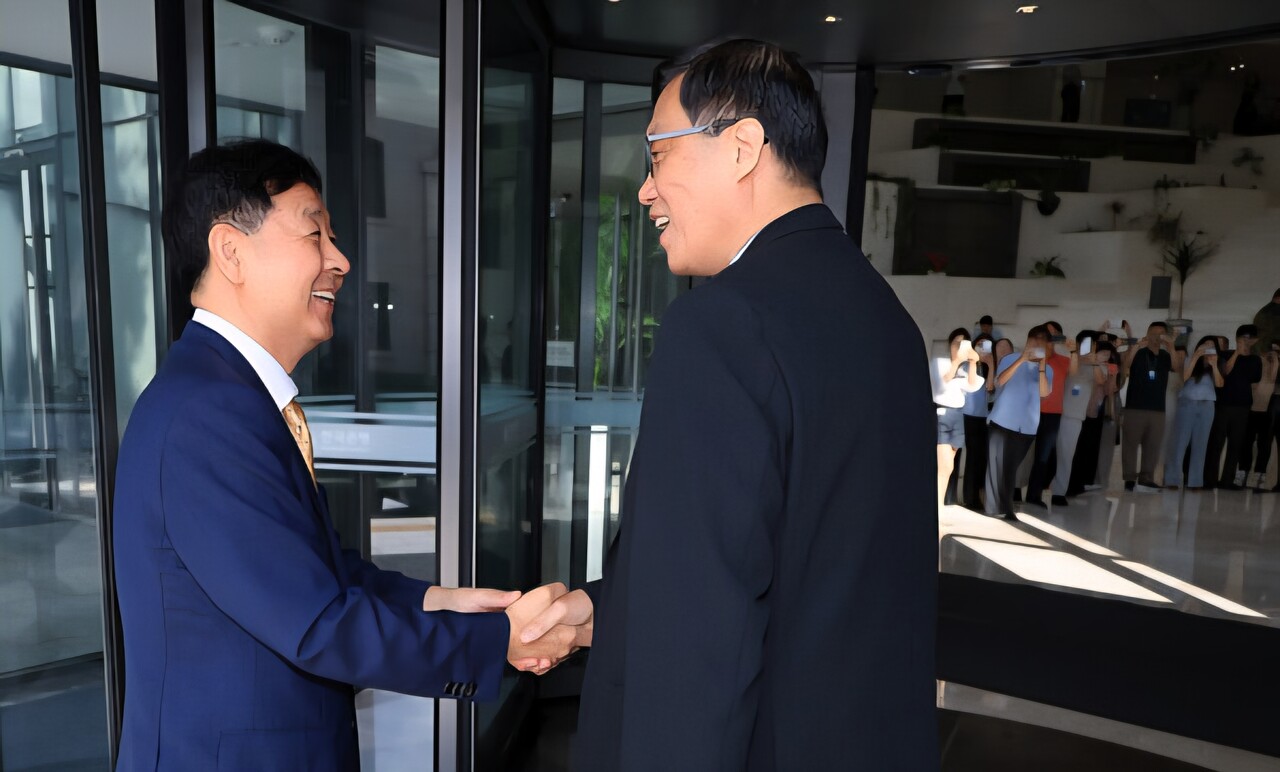 구윤철 경제부총리 겸 기획재정부 장관과 이창용 한국은행 총재가 8월 7일 서울 중구 한국은행에서 만나 악수하고 있다. /연합뉴스