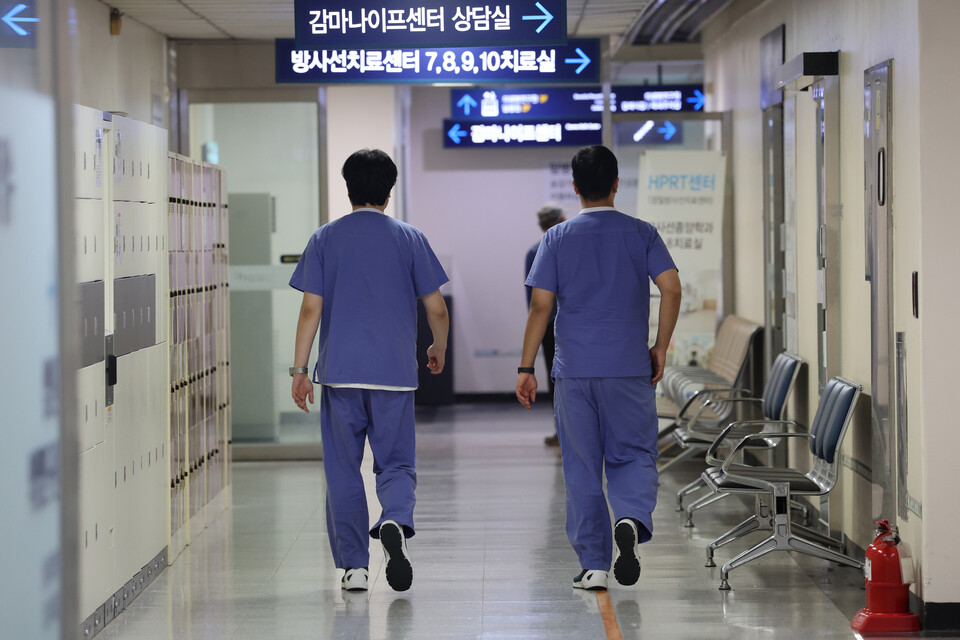 서울 시내의 한 대학병원에서 이동하는 의료진 /연합뉴스