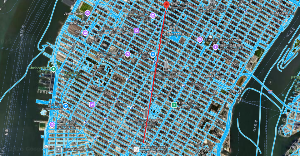 바둑판 같은 맨해튼 격자 속을 가로지르는 유일한 길(빨간 선), 브로드웨이. 삐뚤어진 사선이 도시의 얼굴을 바꿨다. /구글 맵