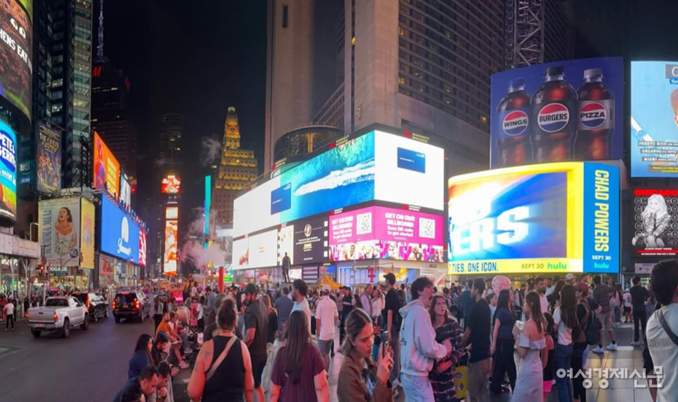 1811년 뉴욕은 격자형 도시계획으로 직각만 허용했지만 원주민 오솔길에서 시작해 상업 중심축이 된 브로드웨이는 예외로 남았다. 이 사선은 타임스스퀘어와 플랫아이언 빌딩 같은 공간을 만들며 뉴욕의 정체성을 형성했다. /김현우 기자