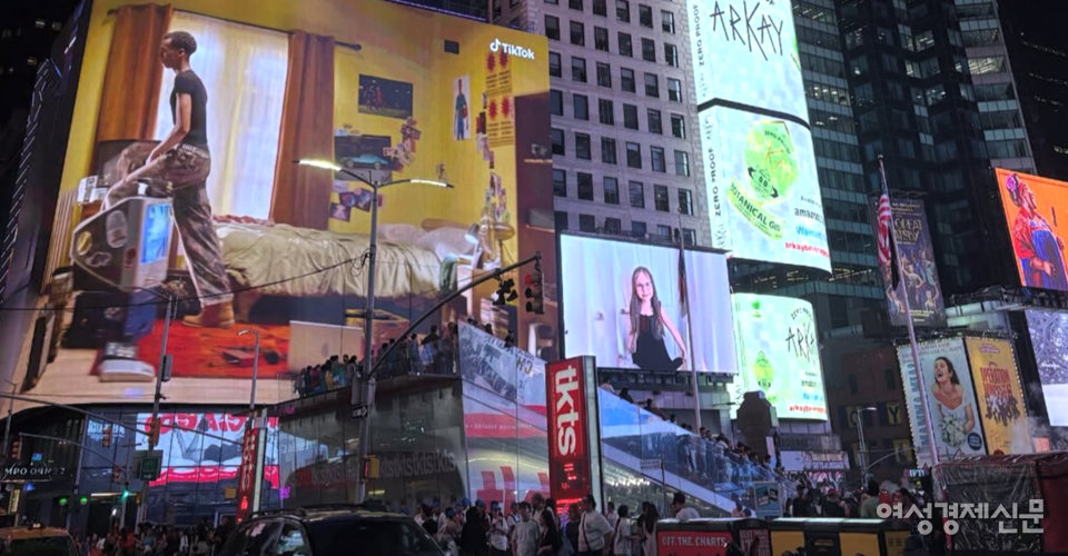타임스퀘어가 세계 최대 LED 사이니지 밀집지로 성장한 건 도시 구조 덕분이다. 브로드웨이가 만든 삼각 교차로, 24시간 상업·관광 수요, 규제 완화가 결합됐다. 하루 30만명 이상이 오가는 보행자 밀집지라는 특성 덕에 글로벌 기업들은 타임스퀘어를 브랜드 쇼룸으로 삼아 전 세계적 노출 효과를 얻고 있다. /김현우 기자