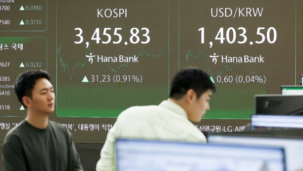 1일 오후 서울 중구 하나은행 본점 딜링룸 현황판에 코스피, 원/달러 환율이 표시돼 있다. 이날 코스피는 전 거래일보다 31.23포인트(0.91%) 오른 3455.83으로 마감했다. /연합뉴스