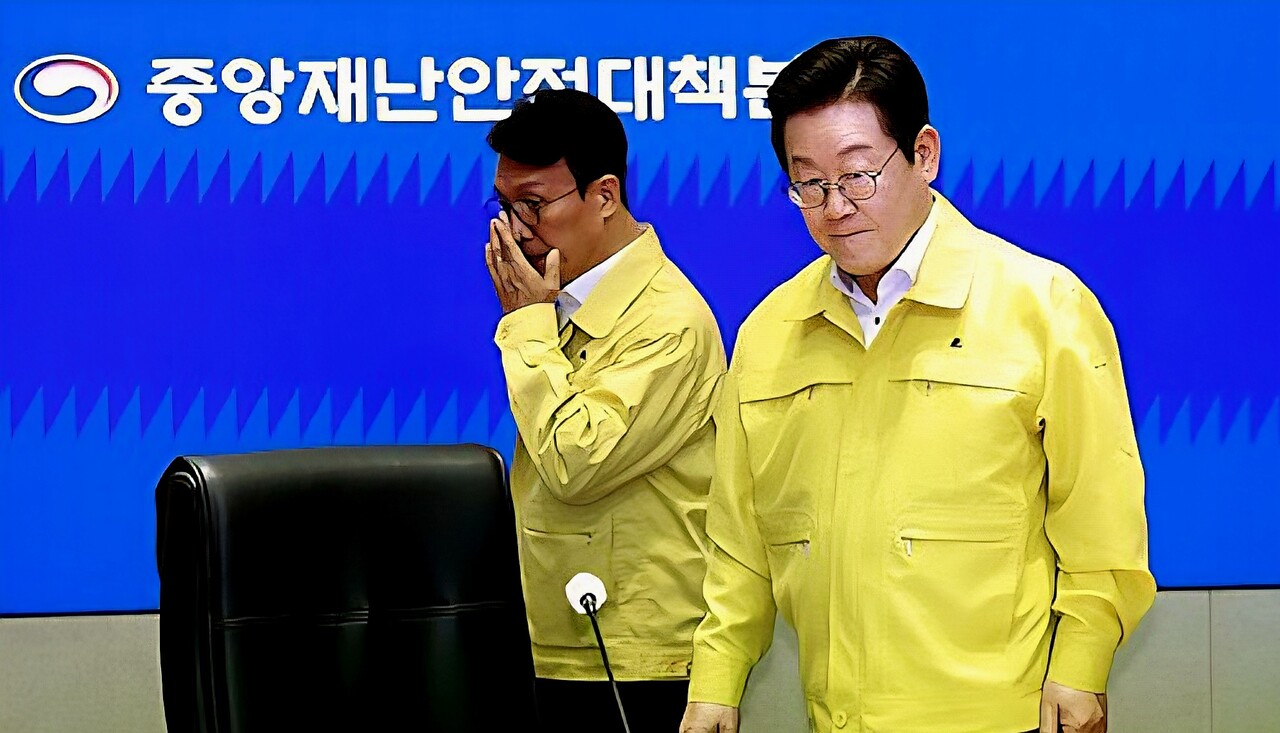 이재명 대통령이 9월 28일 정부서울청사 중앙재난상황실에서 열린 국가정보자원관리원 화재 관련 중앙재난안전대책본부 회의에 입장하고 있다. /연합뉴스