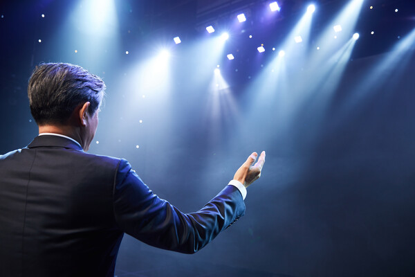 "책 보고 글 쓴다"라는 모호한 일상이 직업 비슷한 일이 되려면 뭔가 구체화한 이벤트가 필요하다. 나만의 콘텐츠를 만들어 대중 앞에 서는 것은 내 정체성을 잃지 않기 위한 노력이다. /게티이미지뱅크