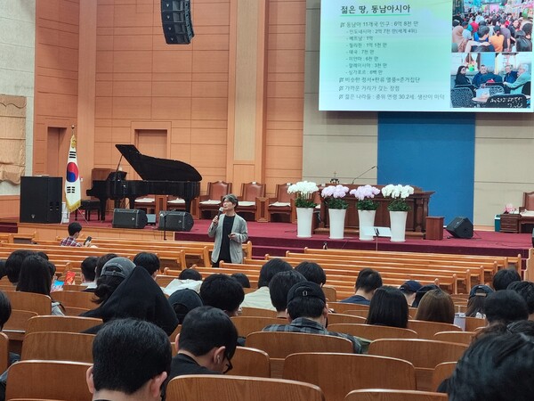 오랜만에 특강을 했다. 열심히 듣는 학생도 많고 휴대폰을 보거나 자는 학생도 많았다. 그들 반응도 중요하지만 강연을 준비하는 과정 자체가 내겐 아주 소중한 시간이었다. 끝까지 잘 들어준 학생들에게 고마움이 느껴졌다. /박헌정