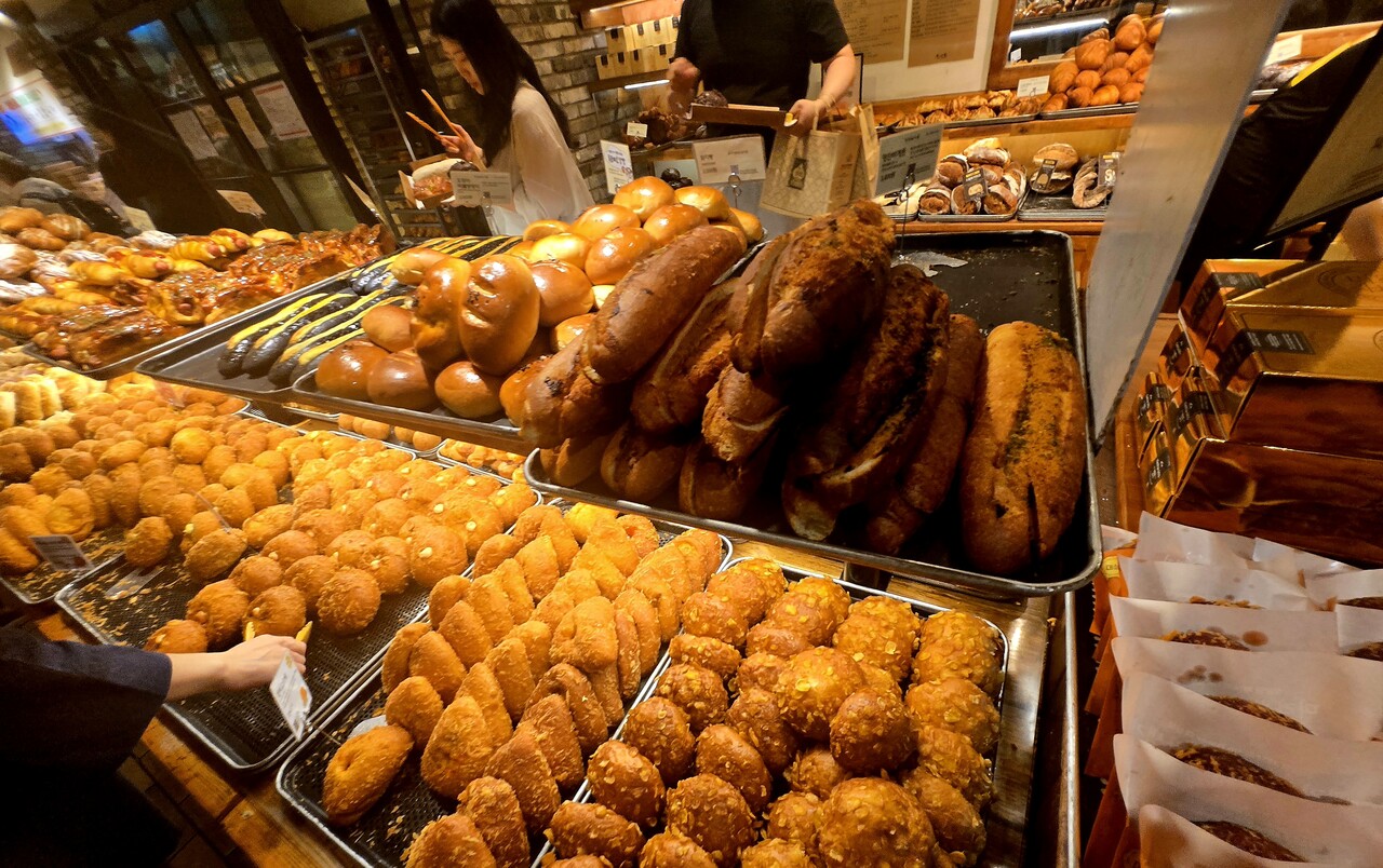 대전역에 위치한 제과점 성심당에 여러 종류의 빵이 진열돼 있다. /이상헌 기자