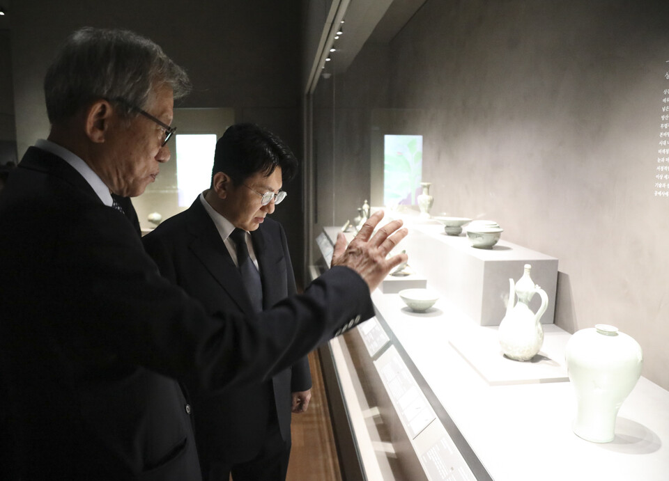 하이브가 K-컬처의 글로벌 확장을 국립중앙박물관, 국립박물관문화재단과 손을 맞잡았다. 사진은 국립중앙박물관을 관람하는 유홍준 국립중앙박물관장과 방시혁 의장이다. /하이브