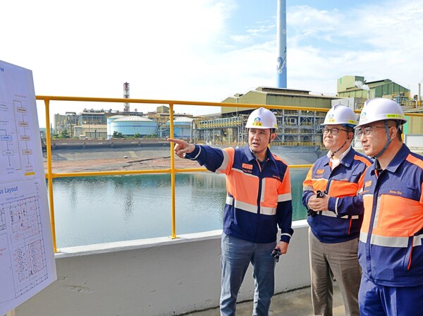 최윤범 고려아연 회장(왼쪽)이 울산 온산제련소를 찾아 게르마늄 공장 신설 준비 현장을 점검 중이다. /고려아연