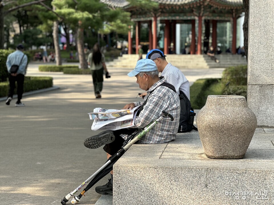 2일 여성경제신문이 찾은 탑골공원에서 한 노인이 신문을 읽고 있다. /김정수 기자