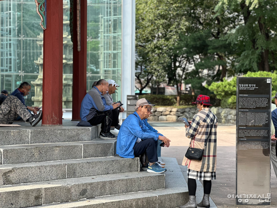 탑골공원 팔각정에서 시민들이 쉬고 있다. /김정수 기자