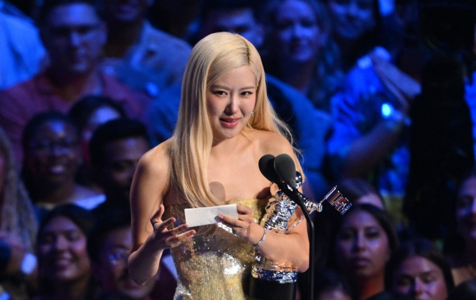 그룹 블랙핑크 로제가 히트곡 '아파트'(APT.)로 미국 대중음악 시상식 'MTV VMA'에서 트로피를 들어 올렸다. /연합뉴스
