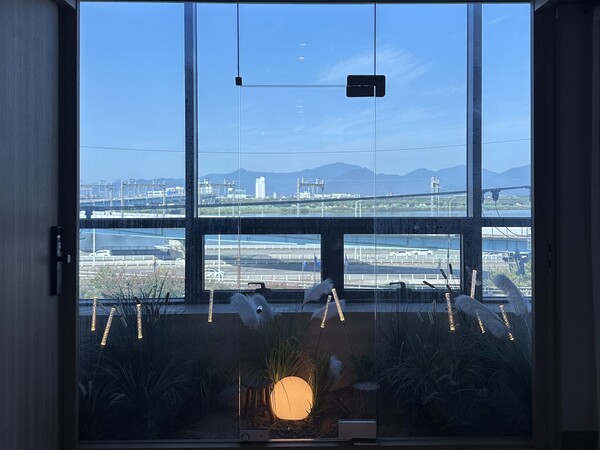 부산 캡슐호텔에서 마주한 낙동강 정경 /권혁주