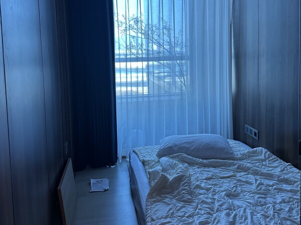 한 평 남짓한 작은 공간이지만 통창이 있어 갑갑하지 않은 1인실 캡슐 /권혁주