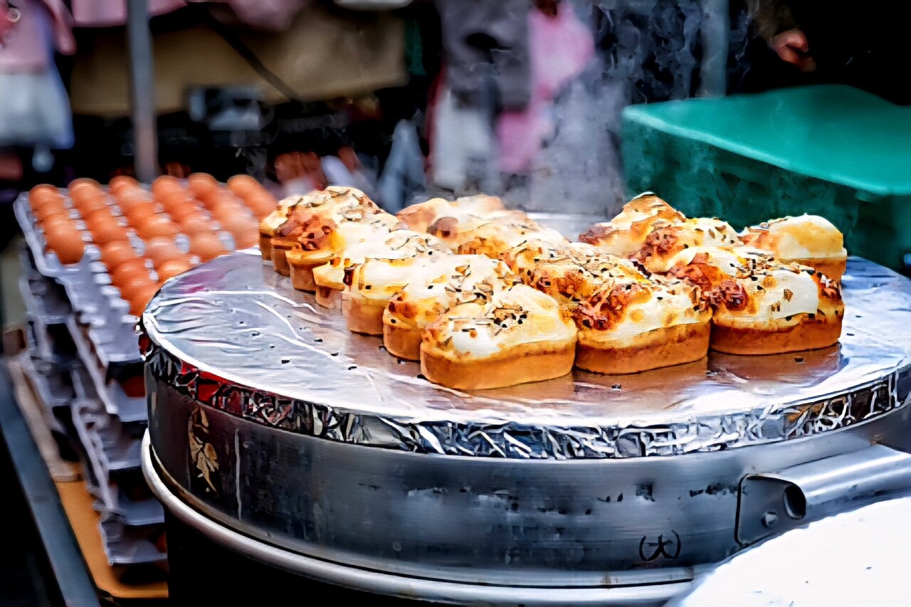 서울 명동 거리에서 만날 수 있는 아몬드, 땅콩, 해바라기 씨를 넣은 계란 빵 / 여성경제신문DB