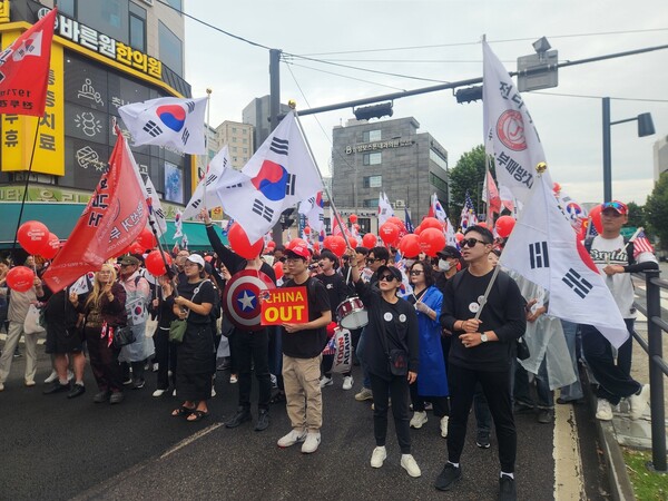 3일 오후 서울 지하철 1·4호선 동대문역 인근에서 열린 보수단체 집회에 참여한 사람들의 모습 /연합뉴스