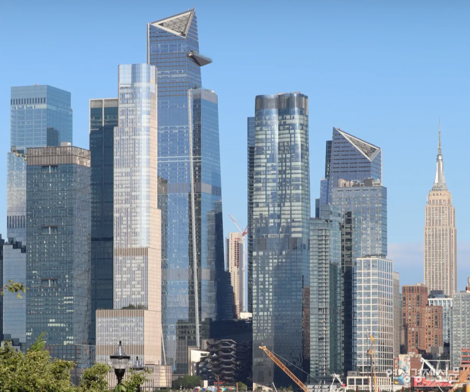 뉴욕의 공중권은 땅 위 건물 올릴 권리를 사고파는 제도로 허드슨야드에선 100만ft²가 1억9000만달러에 거래됐다. 록로즈·스파이럴 타워 등 개발사들이 매입했고 센트럴파크 앞 초고층들은 공중권 확보로 조망권 프리미엄을 창출했다. /뉴욕=김현우 기자