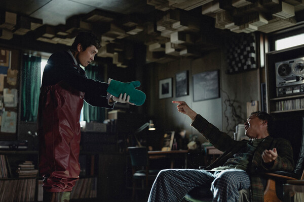 이른바 '고추잠자리 시퀀스'는 '프로페셔널이란 이런 것이다'를 시각화한 듯하다. 이병헌, 이성민, 염혜란 배우가 각자의 결을 유지한 채 완벽한 호흡으로 맞선다. 세 명의 장인(匠人)이 각자가 다듬은 칼을 들고 자신만의 장기를 보여주는데 그 칼끝이 단 한 번도 서로를 베거나 침범하지 않는다. 그 결과 무질서한 난투가 아니라, 충돌하는 듯하면서도 치밀하게 맞물려 들어가는 세 배우의 합으로 빚어낸 하나의 완벽한 조각품이 탄생한다. 그 합이 만들어내는 긴장감이야말로 이 영화가 가진 가장 기묘하고 독특한 쾌감이다. 영화 어쩔수가없다 스틸컷 /CJ ENM