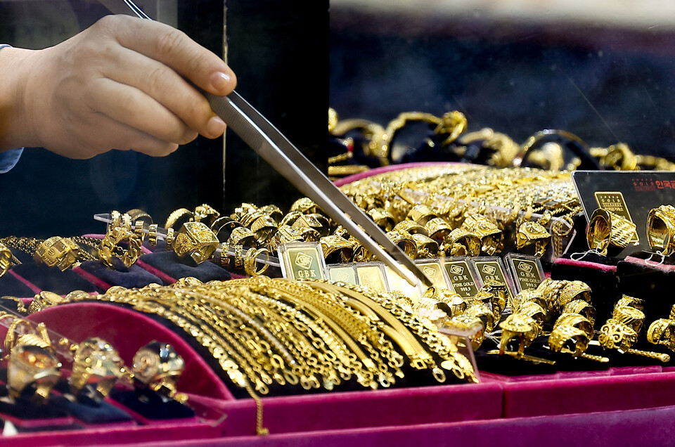 미 연방정부 일시적 업무정지(셧다운) 여파로 안전자산 수요가 지속되는 가운데 국제 금값이 연일 최고치를 경신하며 온스당 4000달러대에 안착했다. 은값도 온스당 50달러선에 육박하며 14년 만에 사상 최고치를 경신했다. 9일 서울 시내 한 금은방에 금 제품이 진열돼 있다. /연합뉴스