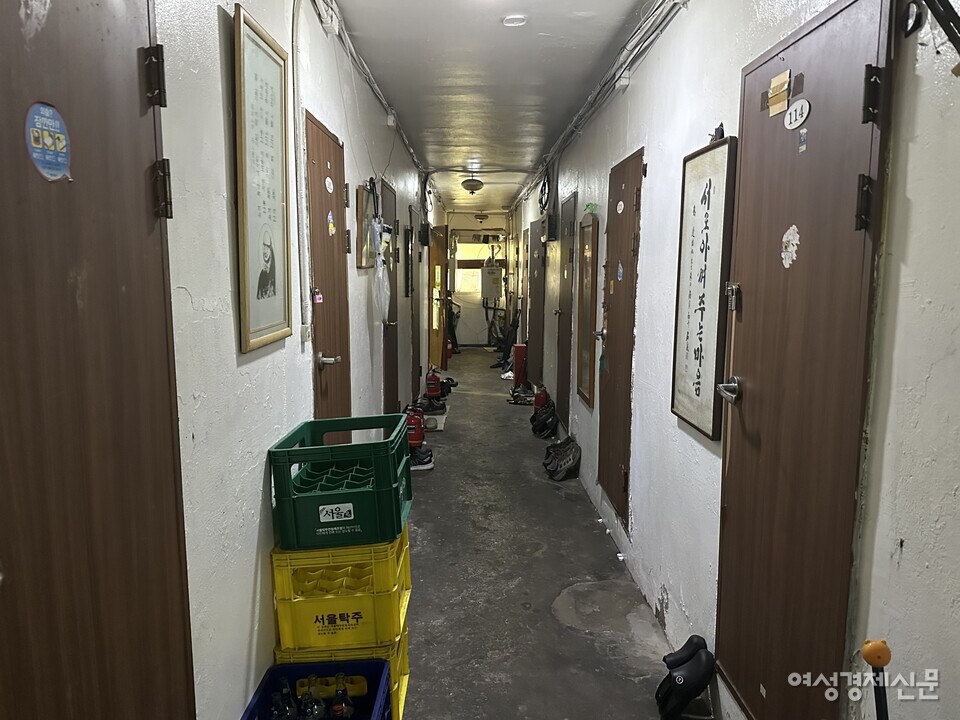 인구감소지역의 자살률이 전국 평균보다 현저히 높게 나타났다. 정신과 의사조차 없는 지역이 30%에 이르는 가운데 전문가들은 의료 인프라를 확충하는 방식으로는 문제를 해결할 수 없다고 지적한다. 사진은 서울 쪽방촌 모습으로 기사 내용과 무관하다. /김정수 기자