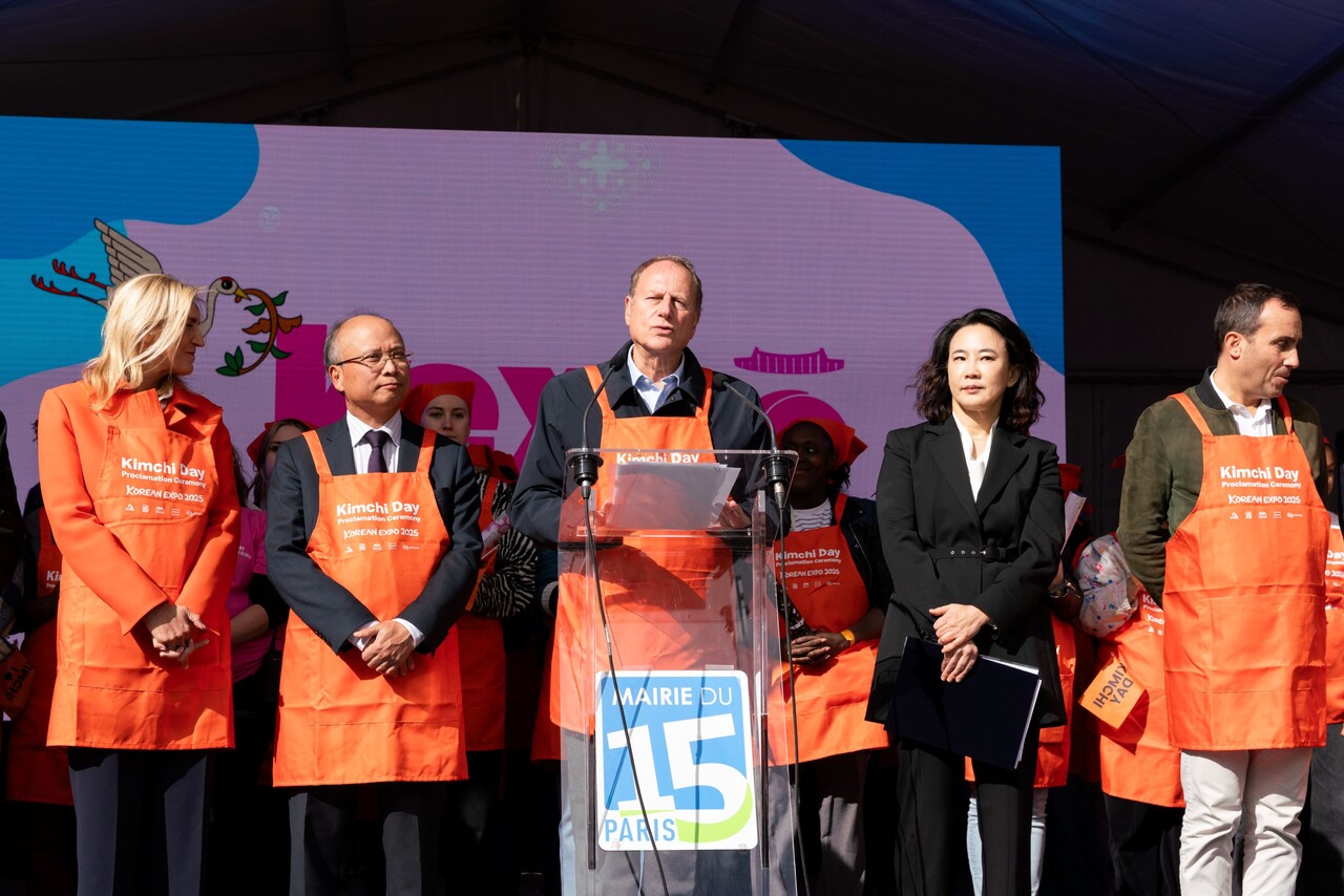 지난 4일(현지시각) 프랑스 파리15시청 대광장에서 열린 '2025 KOREAN EXPO - 김치의 날 제정 선포식'에서 필립 구종(Philippe Goujon) 파리15시장(가운데)이 '김치의 날' 공식 제정을 선포하고 있다. /대상