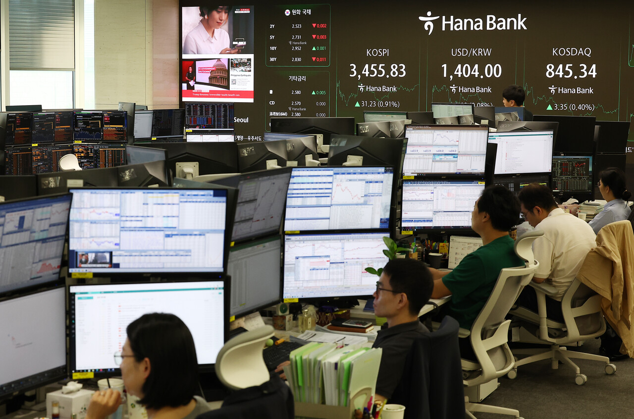 서울 중구 하나은행 본점 딜링룸 현황판에 코스피, 원/달러 환율, 코스닥 지수가 표시돼 있다. /연합뉴스
