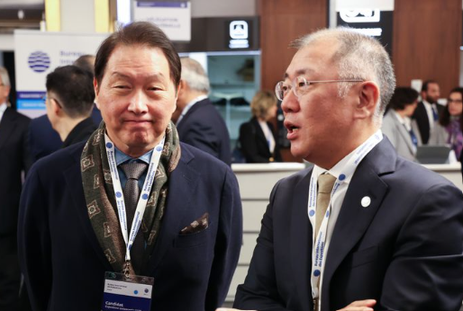 최태원 대한상의 회장과 정의선 현대차그룹 회장이 프랑스 파리 외곽 팔레 데 콩그레에서 열리는 제173차 국제박람회기구(BIE) 총회에서 대화하고 있다. /연합뉴스