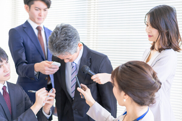 자신의 불완전함을 기꺼이 드러내고 실패를 인정하는 ‘용기 있는 리더십(Daring Leadership)’은 구성원들의 강력한 신뢰를 얻고, ‘실패해도 괜찮다’는 심리적 안전감을 형성하여 혁신을 끌어낸다. /게티이미지뱅크