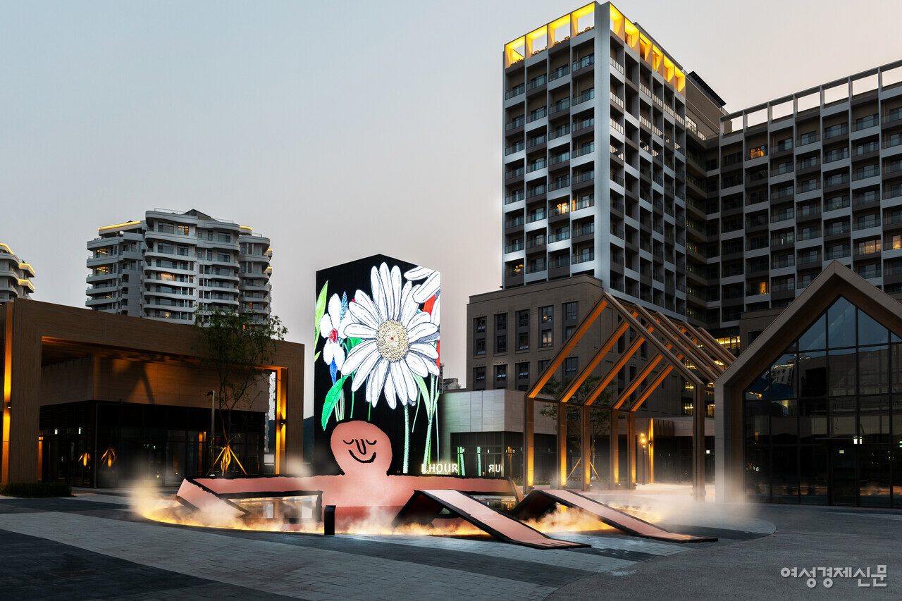 장 줄리앙 조형물과 어울어진 라우어 중앙광장/이한세 객원기자