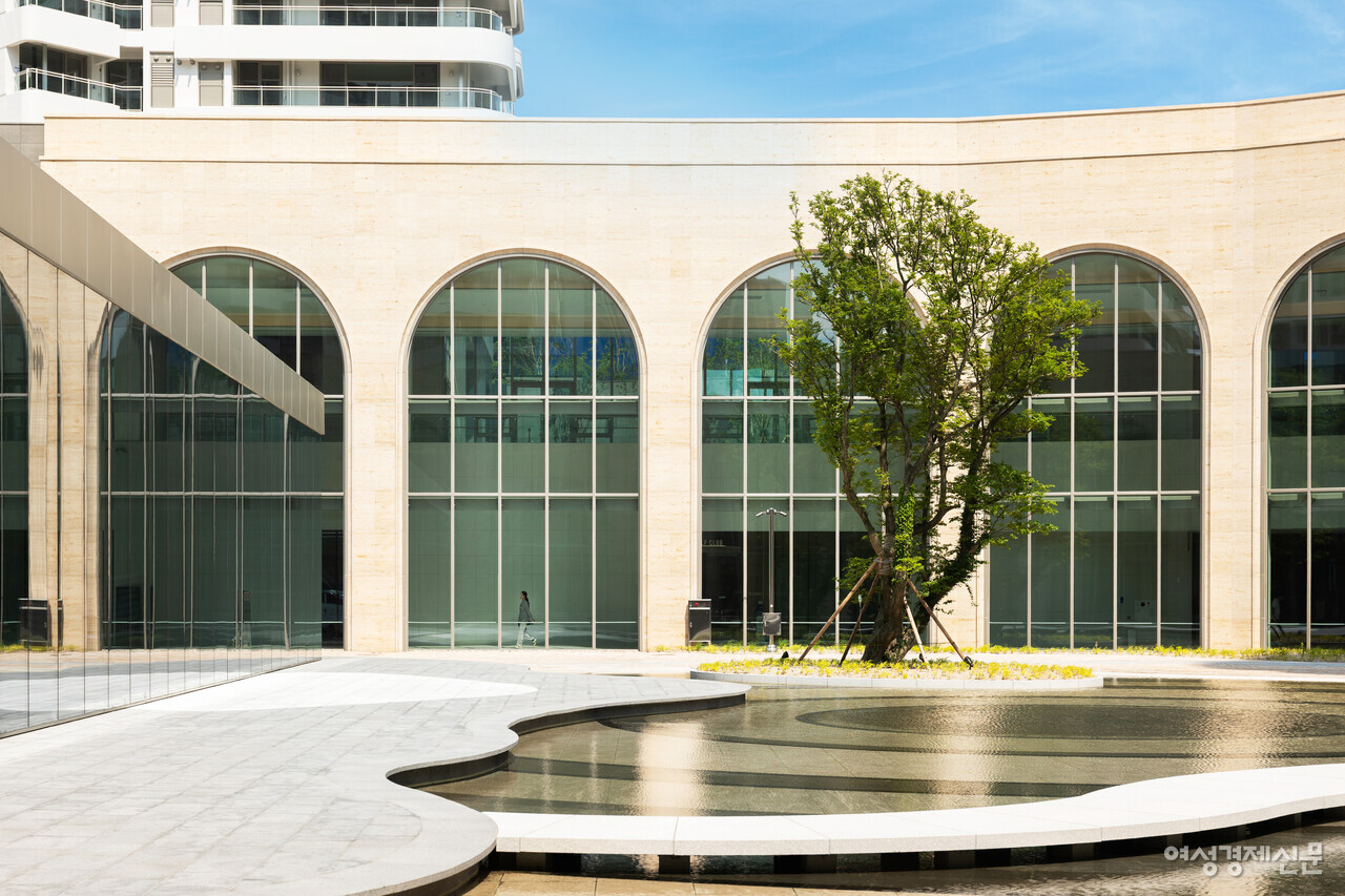 팽나무와 물의 조화를 보여주는 청명원/이한세 객원기자