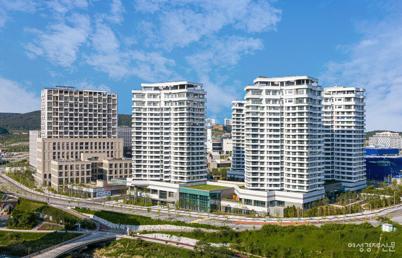 라우어 시니어타운 단지 전경, 왼쪽에 라티브 오른쪽에 라우어가 자리잡고 있다/이한세 객원기자