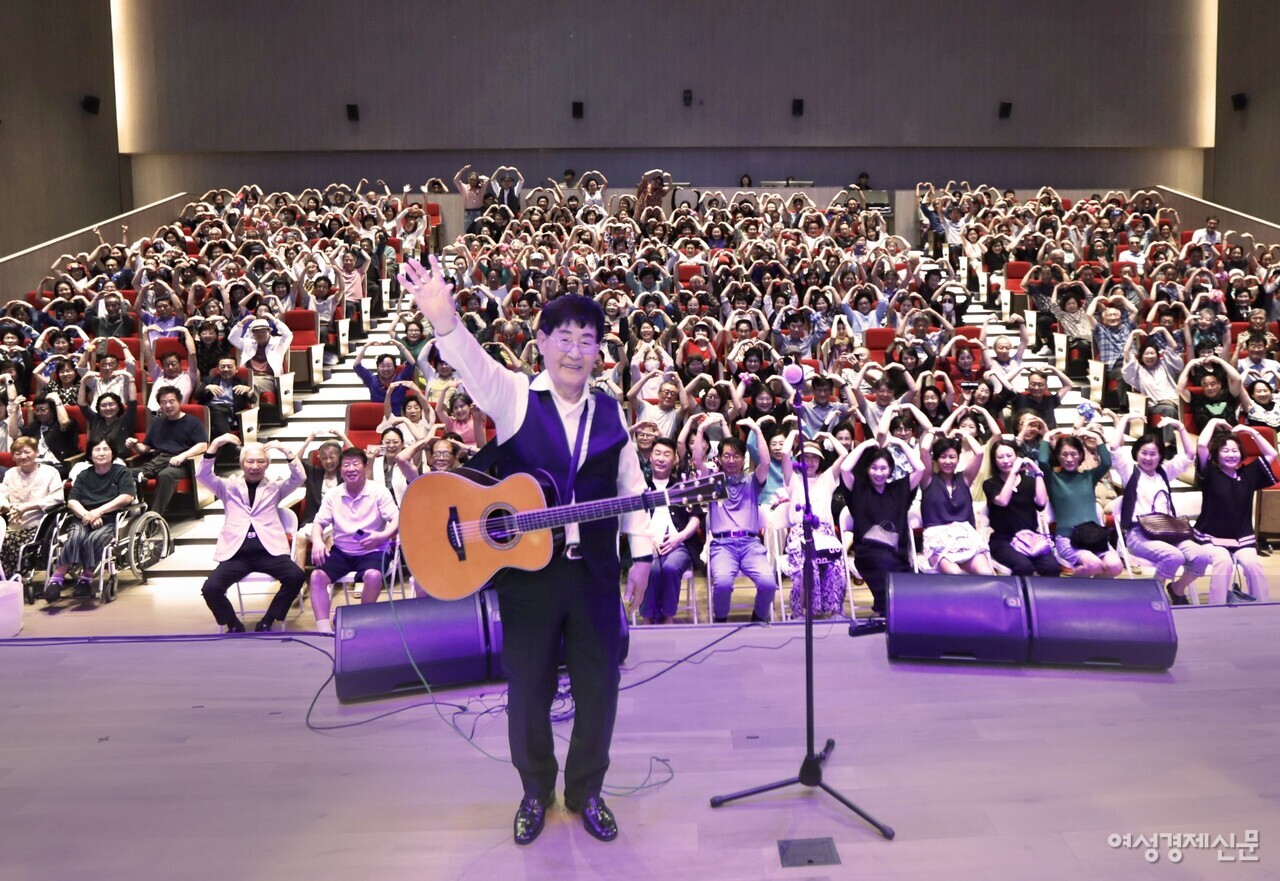 라우어에서 열린 가수 윤형주 초대공연 현장 (입주민과 함께한 특별 무대)/라우어 제공