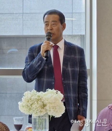 라우어의 합창단을 이끌고 있는 권혁명 단장/이한세 객원기자