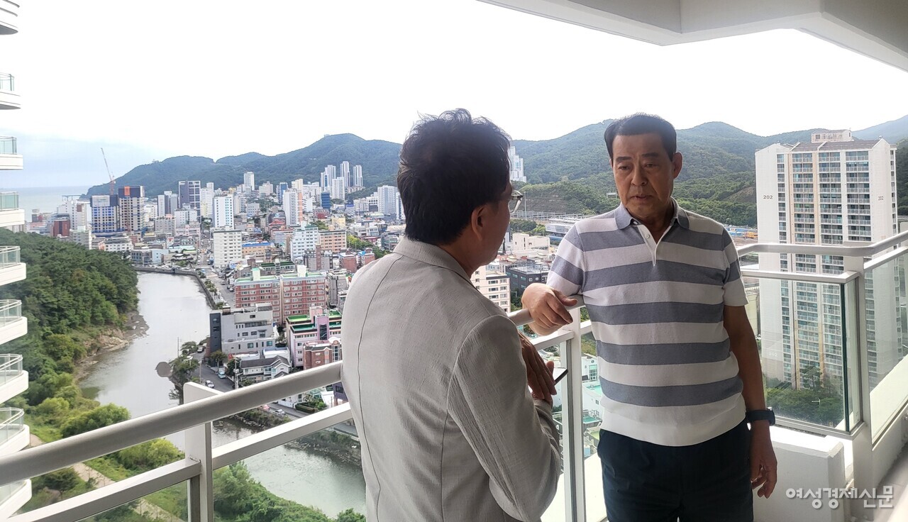 송정천이 보이는 집 발코니에서 인터뷰에 응하는 권혁명 단장/이한세 객원기자